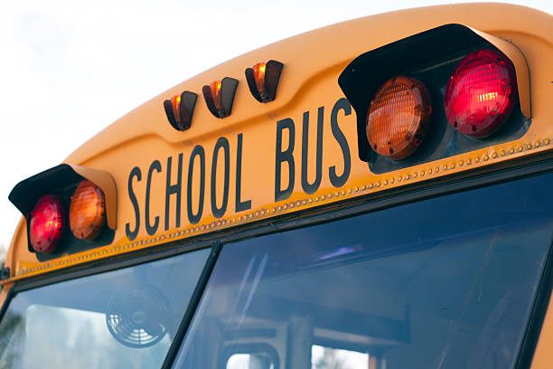 bus scolaire sur le devant - bussing photos et images de collection