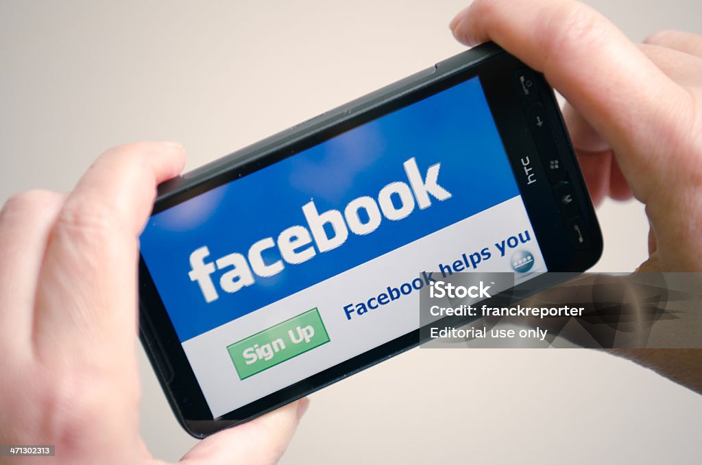 Facebook na stronach internetowych smarthphone - Zbiór zdjęć royalty-free (.com)