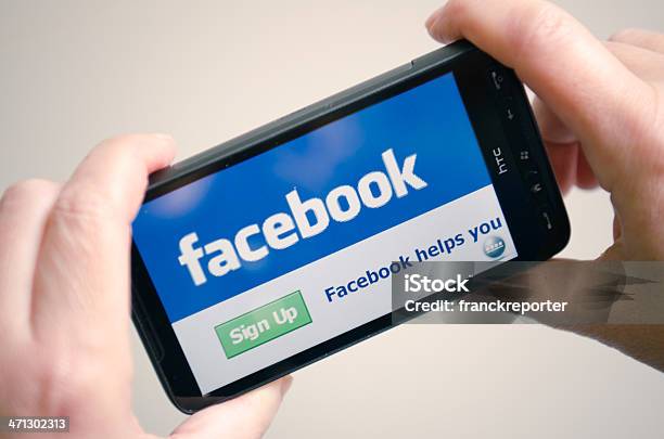 Facebook Na Stronach Internetowych Smarthphone - zdjęcia stockowe i więcej obrazów .com - .com, Adres internetowy, Aplikacja mobilna