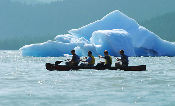 hombres jóvenes recorrer el lago mendenhall, alaska - glaciar de mendenhall fotografías e imágenes de stock