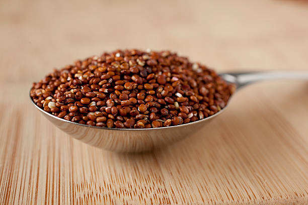 rouge quinoa - tablespoon food bamboo raw photos et images de collection