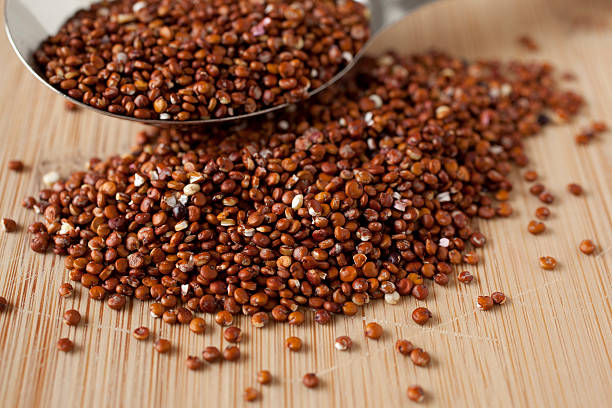 rosso quinoa - tablespoon food bamboo raw foto e immagini stock