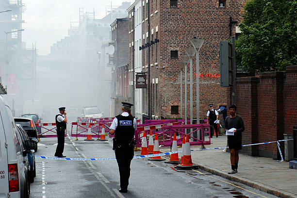 police patroling fire accident dans de keet street, liverpool - stop mot anglais photos et images de collection