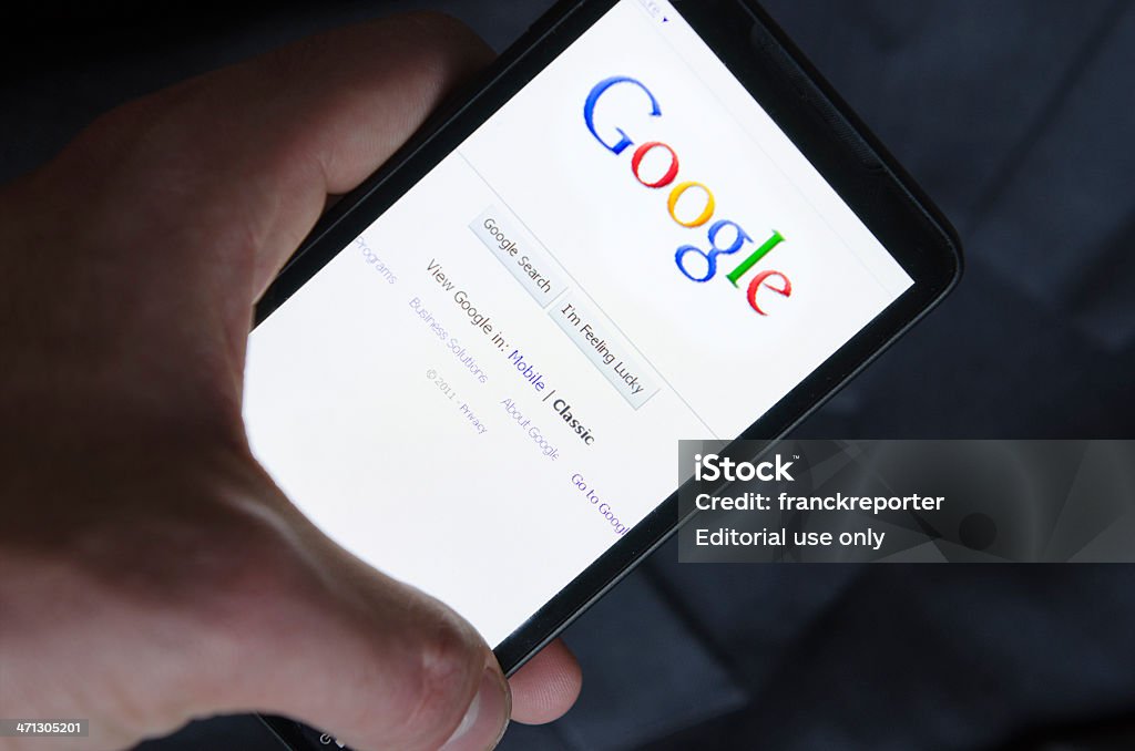 Рука держит смартфон с Google - Стоковые фото .com роялти-фри