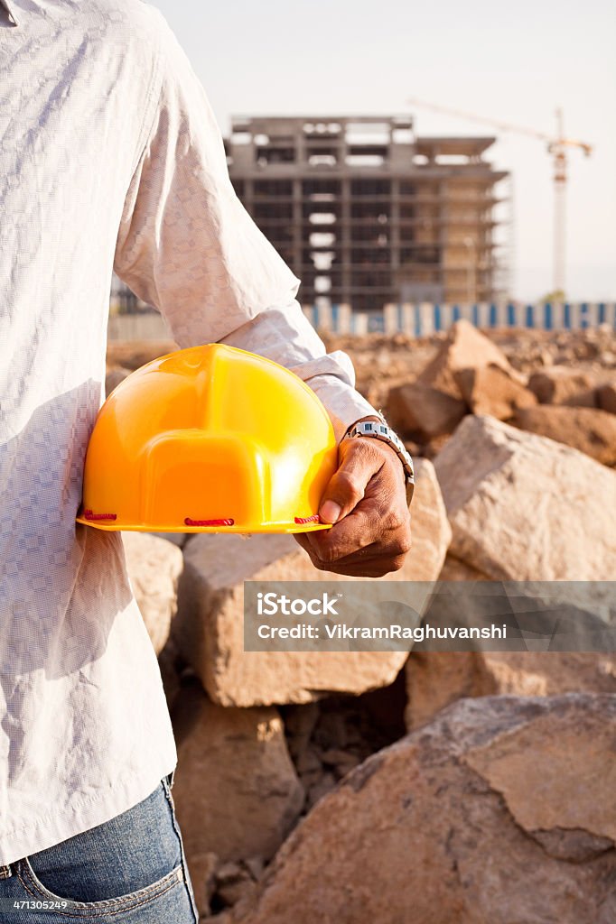 Indian Trabajador Manual Ingeniero sosteniendo un casco de seguridad - Foto de stock de Accesorio de cabeza libre de derechos