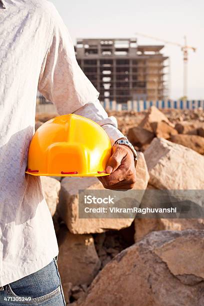 Indian Trabajador Manual Ingeniero Sosteniendo Un Casco De Seguridad Foto de stock y más banco de imágenes de Accesorio de cabeza