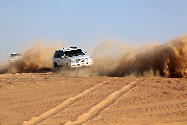 tout-terrain urbain accélérer de sable du désert, dubaï, émirats arabes unis - 4x4 desert sports utility vehicle dubai photos et images de collection