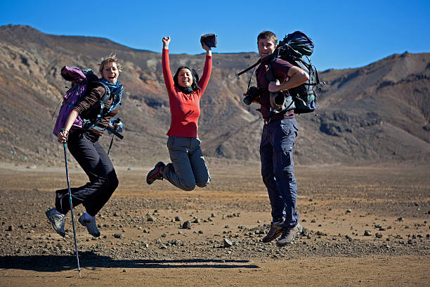 젊은 없어도 있는 통가기로 국립 공원, new zealand - tongariro crossing 뉴스 사진 이미지