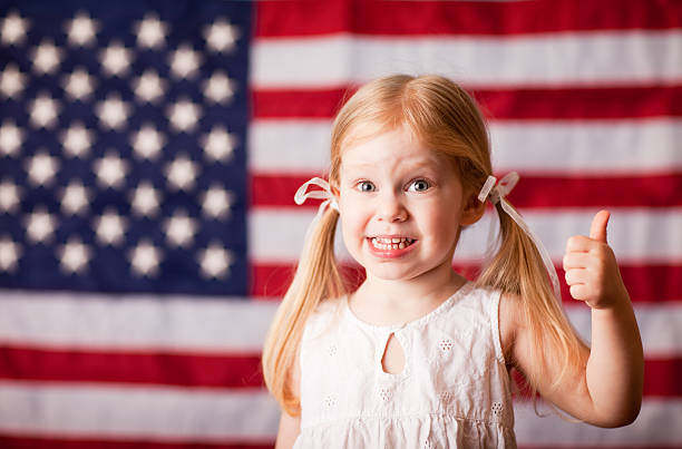 menina feliz dando polegares para cima com a bandeira americana - child flag patriotism thumbs up - fotografias e filmes do acervo