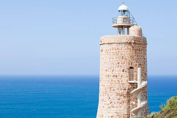 faro en un día soleado - costa de la luz fotografías e imágenes de stock