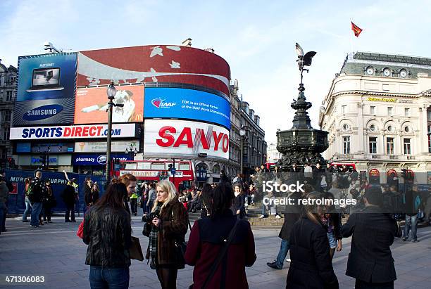 Photo libre de droit de Foule Se Retrouver À Piccadilly Circus Londres banque d'images et plus d'images libres de droit de Angleterre - Angleterre, Capitales internationales, City of Westminster - Londres