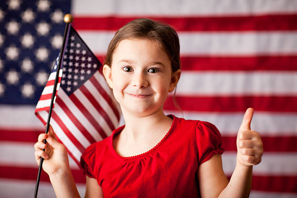 garota jovem feliz dando polegares para cima com a bandeira americana - child flag patriotism thumbs up - fotografias e filmes do acervo