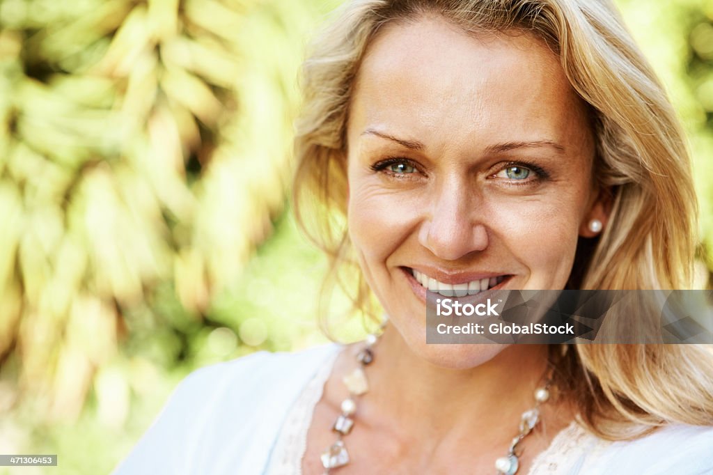 Jolie femme d'âge mûr souriant - Photo de Adulte libre de droits