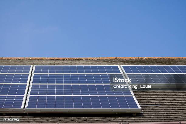 Paneles Solares En El Techo Foto de stock y más banco de imágenes de Casa - Casa, Panel Solar, Reino Unido