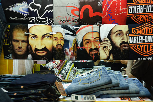 oussama ben laden sur tee-shirt - osama bin laden photos et images de collection