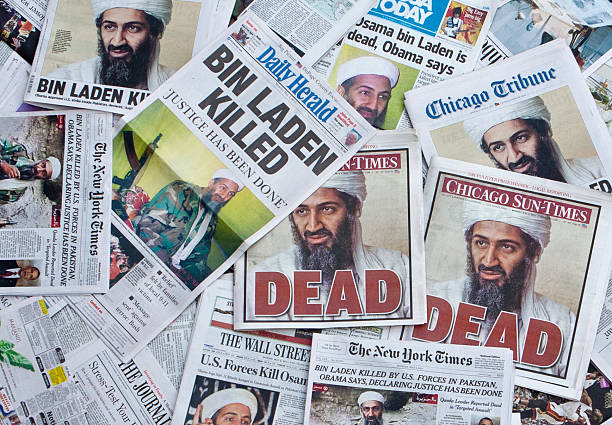 oussama ben laden mort dans les titres des journaux horz - osama bin laden photos et images de collection