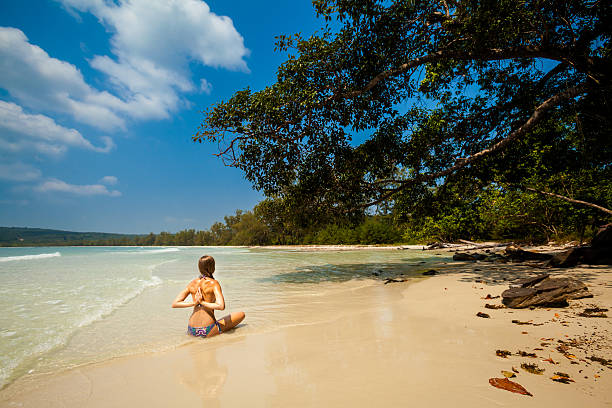 istock Summer yoga session in beautiful tropical island 471308182