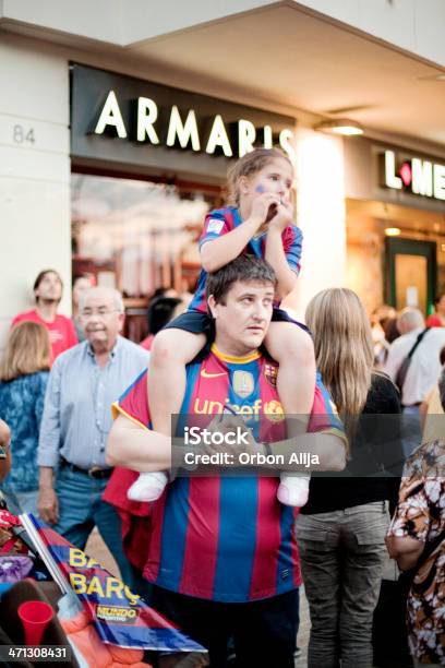 Foto de Barcelona Fãs Celebrar e mais fotos de stock de Andar - Andar, Atividade, Atividade Recreativa
