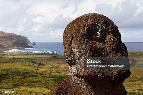 Foto de Tukuturi De Rano Raraku Quarryilha De Páscoa e mais fotos de stock de Praia - Praia, Antropomórfico, Pedra - Material de Construção