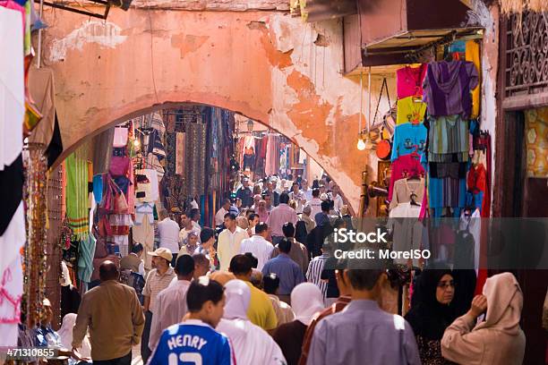 Mercado De Calle En Medina De Marrakech Marruecos Foto de stock y más banco de imágenes de Adulto - Adulto, Andar, Callejuela