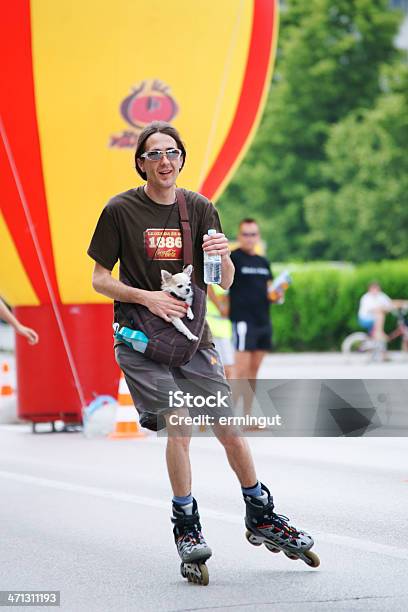 Wałek Skater Z Pies I Butelka Wody - zdjęcia stockowe i więcej obrazów Aktywny tryb życia - Aktywny tryb życia, Asfalt, Balon