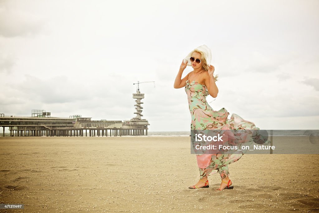 Jovem mulher posando na praia - Foto de stock de Adulto royalty-free