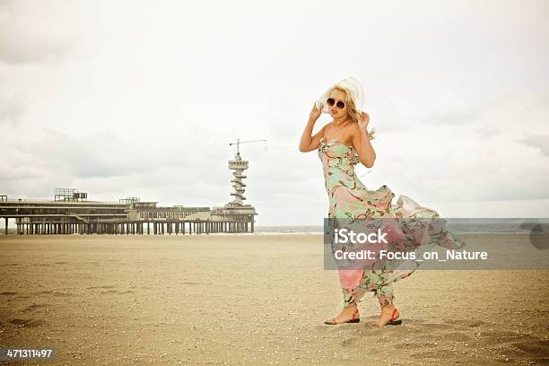 Foto de Jovem Mulher Posando Na Praia e mais fotos de stock de Adulto - Adulto, Areia, Beleza