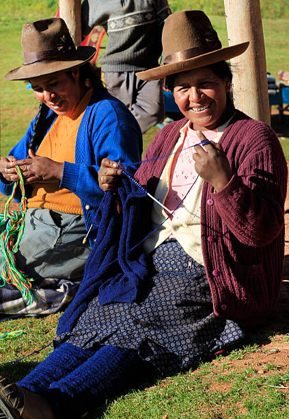 peruviano maglia da donna - quechuas lamistas foto e immagini stock