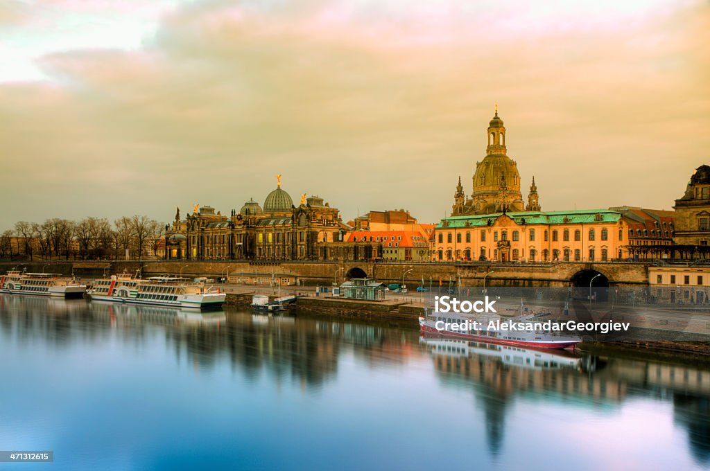 Fantástica Amarela manhã de Elba em Dresden, Alemanha - Foto de stock de Cidade pequena royalty-free