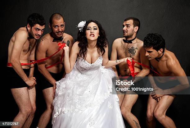 Один Невеста Четыре Жениха — стоковые фотографии и другие картинки Мужчины - Мужчины, Обувь, С открытой грудью
