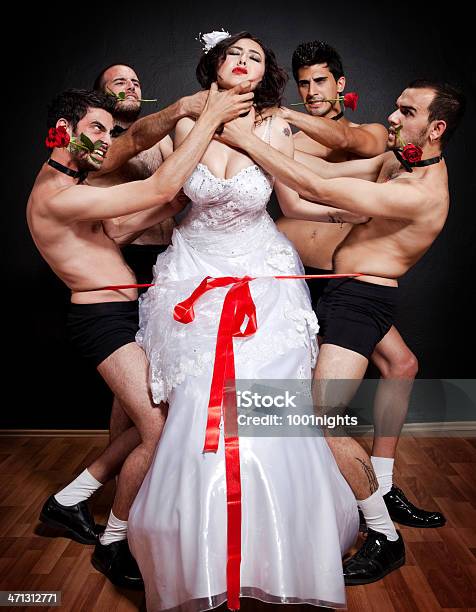 Foto de Uma Noiva Quatro Noivos e mais fotos de stock de Homens - Homens, Nu, Rosa - Flor