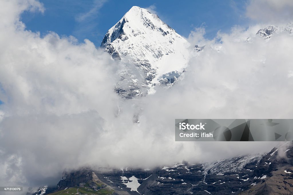 O majestoso Monte Eiger Peak e Jungfraubahn Rack trem, Alpes berneses, Suíça - Foto de stock de Alpes europeus royalty-free