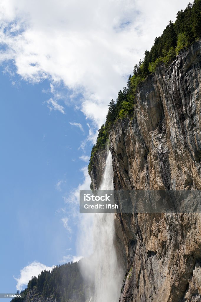 Dia de verão na famosa Cataratas de Staubbach, Lauterbrunnen, Região de Jungfrau, Suíça - Royalty-free Alpes Europeus Foto de stock