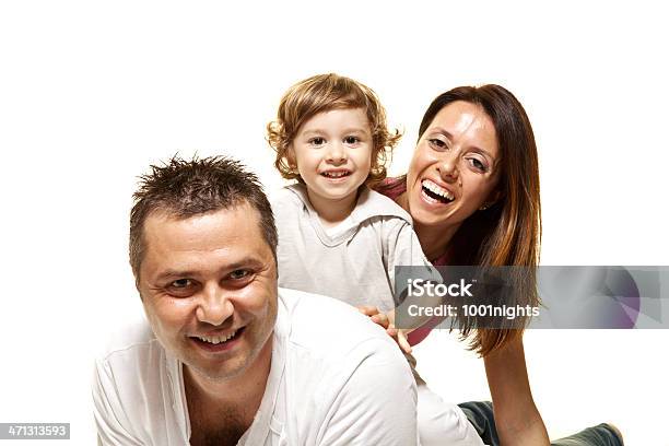 Счастливая Семья — стоковые фотографии и другие картинки Белый - Белый, Белый фон, Близость