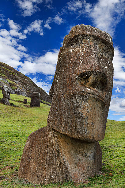 ラノララククォーリー-イースター島 - polynesian artefacts ストックフォトと画像