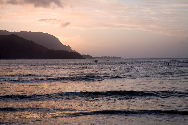 パステルカラーの夕日をカウアイ島ハナレイ湾とバリハイ mt - bali hai ストックフォトと画像