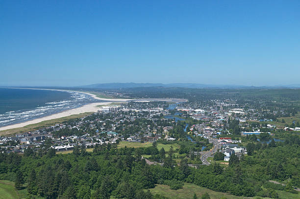 plage, les vagues & ville de bord de mer, dans l'oregon - oregon beach photos et images de collection