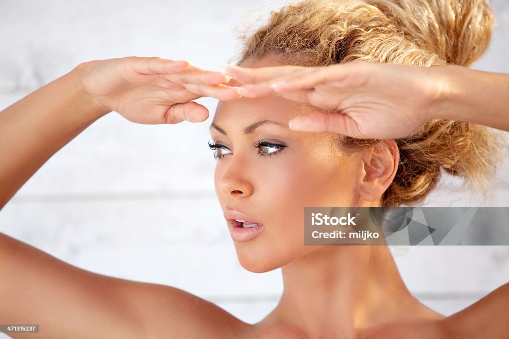 Junge Frau, die ihr Gesicht-Schutz vor der Sonne. - Lizenzfrei Sonnenbräune Stock-Foto