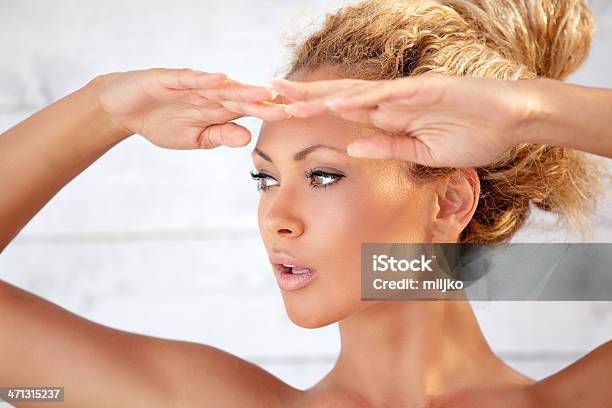 Junge Frau Die Ihr Gesichtschutz Vor Der Sonne Stockfoto und mehr Bilder von Sonnenbräune - Sonnenbräune, Blondes Haar, Eine Frau allein