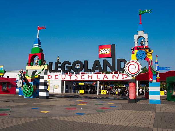 entrée du parc d'attractions legoland - legoland photos et images de collection