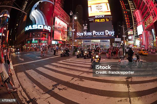 Polizei Männer In Zeile In Times Square Stockfoto und mehr Bilder von Architektur - Architektur, Auto, Beengt