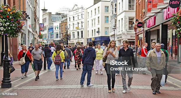 Los Amantes De Las Compras De Grafton Street Dublín Irlanda Foto de stock y más banco de imágenes de Grafton Street