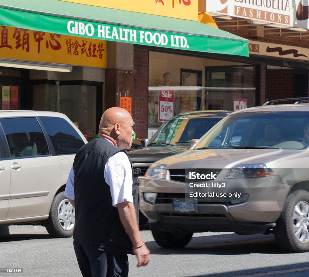 Cinese uomo anziano camminare inattentive su street, a Chinatown - Foto stock royalty-free di Abbigliamento casual