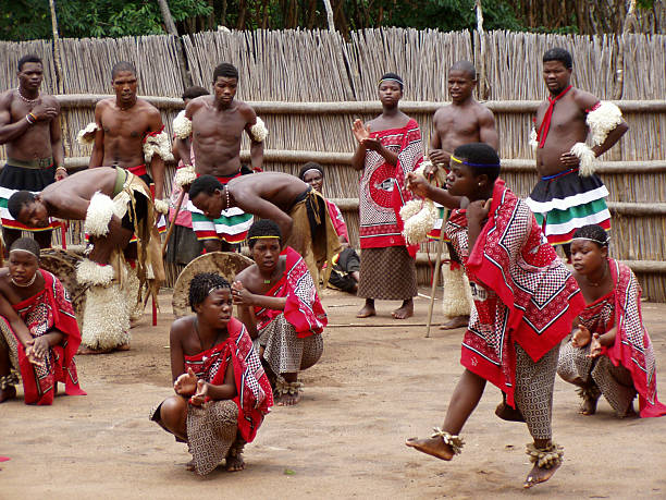 swazi personnes spectacle de danse tribale traditionnelle - swaziland photos et images de collection