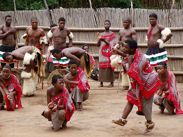 свазилендский люди проведение традиционных племенных танцев - swaziland стоковые фото и изображения