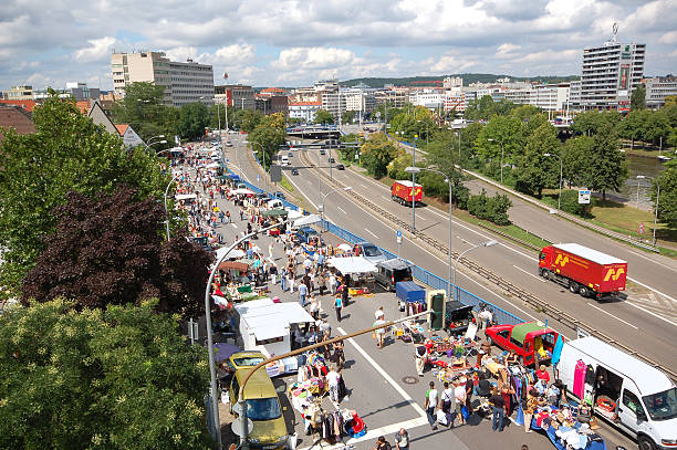 mercado de pulgas de saarbrücken (saarland/alemanha - fusgänger - fotografias e filmes do acervo