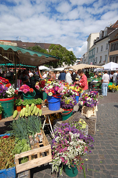 turisti visitare il mercato di prodotti agricoli a saarbrücken city (saarland/germania - fusgänger foto e immagini stock