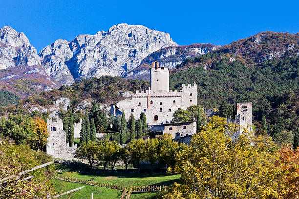 castelo de avio, itália - trento - fotografias e filmes do acervo