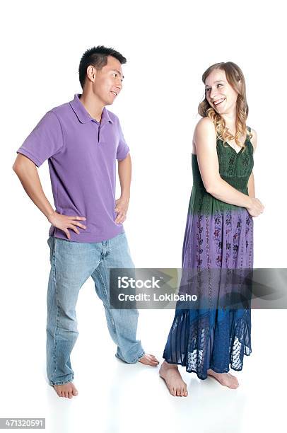 Descalzo Joven Pareja Coqueteando De Foto de stock y más banco de imágenes de Adulto joven - Adulto joven, Brazos en jarras, Cabello largo