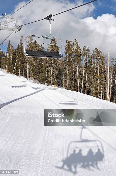 Foto de Cadeira De Ski Lift e mais fotos de stock de Atividades depois de esquiar - Atividades depois de esquiar, Cadeira, Colina